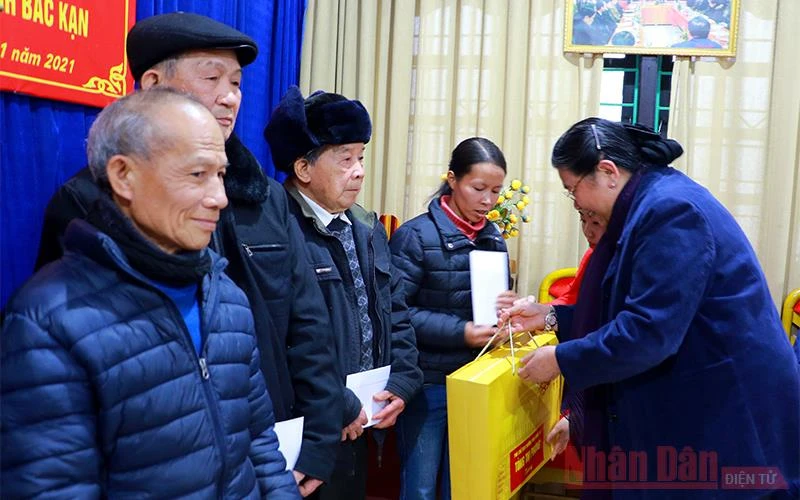 Đồng chí Tòng Thị Phóng trao tặng quà Tết cho các gia đình chính sách.