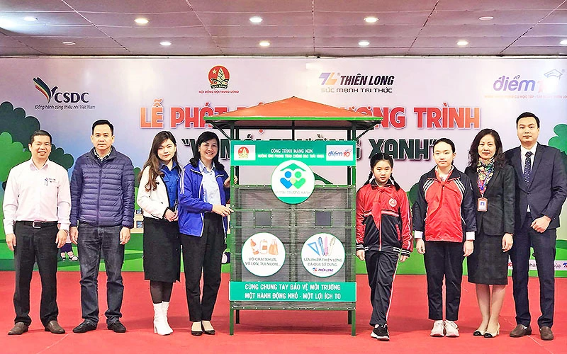 Ban Tổ chức trao "Công trình măng non" hỗ trợ thu gom rác thải tặng Trường tiểu học Dịch Vọng A (Hà Nội).