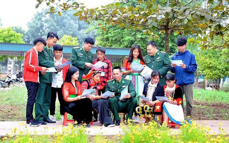 Cán bộ, chiến sĩ BĐBP tỉnh Điện Biên tuyên truyền về chủ quyền, lãnh thổ và biên giới quốc gia tại Trường THPT Mường Nhé.