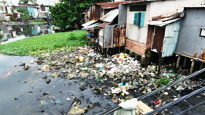 Xả rác thải ra hệ thống kênh rạch, gây ô nhiễm môi trường vẫn còn xảy ra tại nhiều cụm dân cư trên địa bàn TP Hồ Chí Minh.