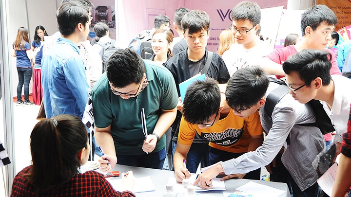 Sinh viên Đại học Quốc gia Hà Nội đăng ký tham gia ngày hội việc làm công nghệ. Ảnh: HẢI NAM