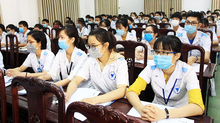 Sinh viên Trường đại học Y Thái Bình tập huấn kiến thức về phòng, chống, chăm sóc, điều trị bệnh nhân nhiễm Covid-19. Ảnh: TTXVN