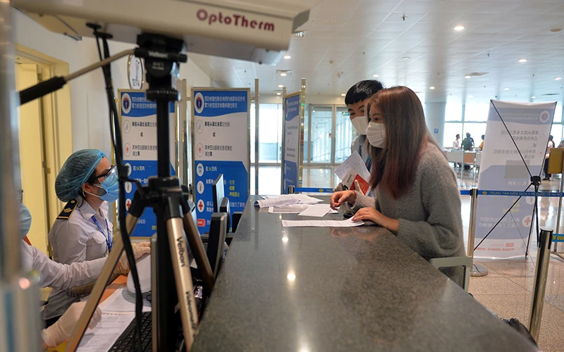 Hành khách thực hiện thủ tục khai báo y tế Cửa khẩu quốc tế sân bay Nội Bài. Ảnh: Phương Thảo