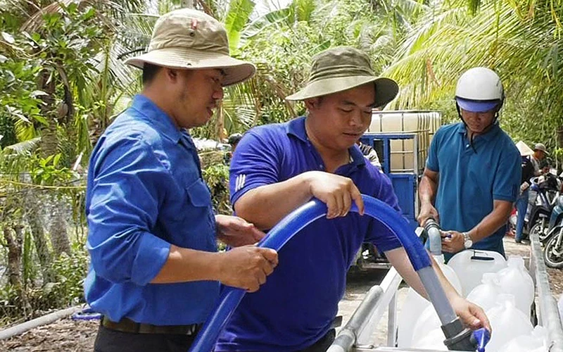 Thanh niên xã Cẩm Sơn (huyện Cai Lậy, tỉnh Tiền Giang) hỗ trợ cấp nước ngọt cho người dân (ảnh chụp mùa hạn - mặn năm 2020). Ảnh: Trường Giang