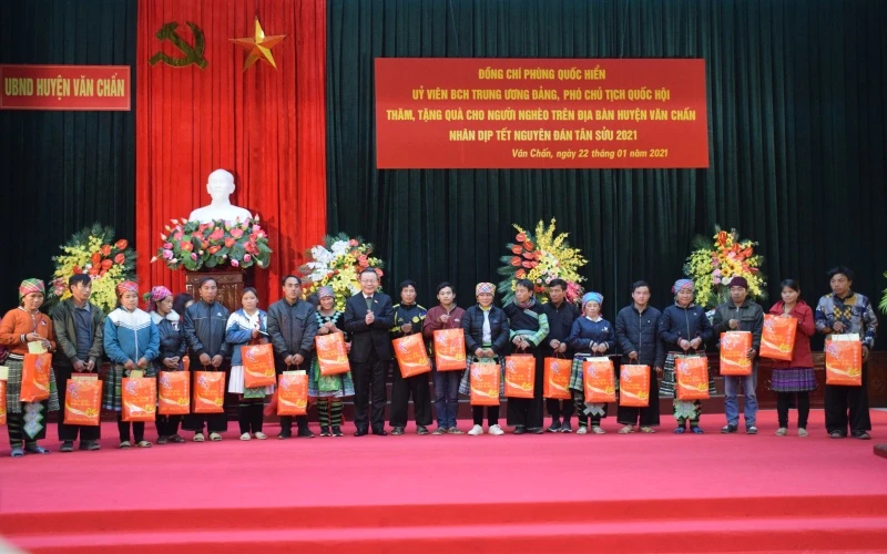 Phó Chủ tịch Quốc hội Phùng Quốc Hiển tặng 400 suất quà Tết cho các hộ gia đình nghèo trên địa bàn huyện Văn Chấn.