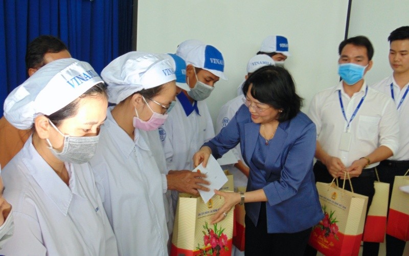 Phó Chủ tịch nước Đặng Thị Ngọc Thịnh trao quà cho công nhân lao động nhà máy Vinamilk tại Bình Dương.
