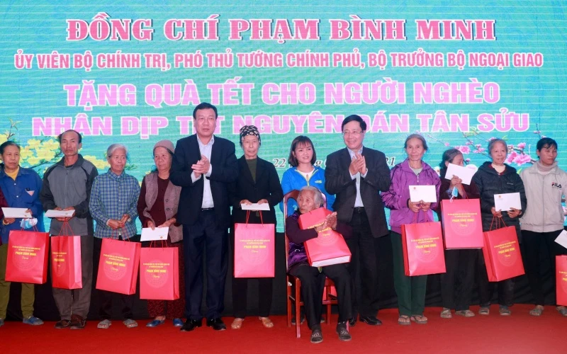 Đồng chí Phạm Bình Minh và lãnh đạo tỉnh Nam Định tặng quà Tết cho người nghèo và công nhân lao động tại KCN Bảo Minh, huyện Vụ Bản.