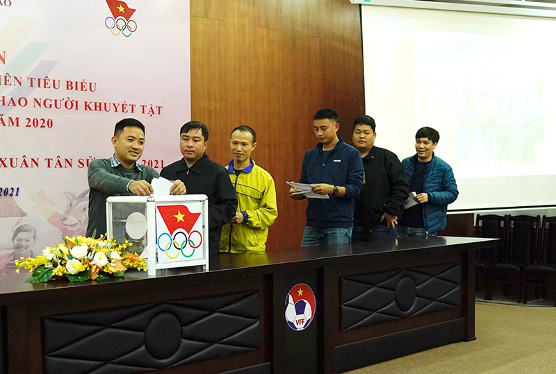 Các phóng viên thể thao bầu chọn tại Hà Nội.