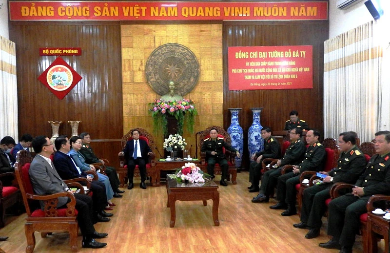 Phó Chủ tịch Quốc hội Đỗ Bá Tỵ làm việc với Bộ Tư lệnh Quân khu 5.