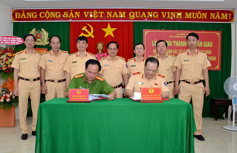 Thiếu tướng Lê Xuân Đức (người ngồi, bên phải), Cục phó Cục CSGT, Bộ Công an ký biên bản bàn giao hệ thống camera giám sát trên Quốc lộ 1A, đoạn qua Bình Thuận cho Công an tỉnh Bình Thuận.
