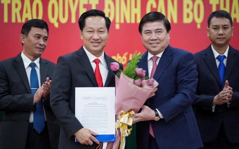 Đồng chí Nguyễn Thành Phong, Uỷ viên T.Ư Đảng, Chủ tịch UBND TP Hồ Chí Minh trao quyết định cho đồng chí Hoàng Tùng, Chủ tịch UBND TP Thủ Đức.