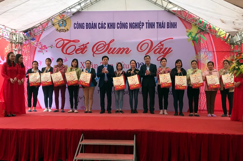 Bí thư Tỉnh ủy Thái Bình Ngô Đông Hải (thứ sáu từ phải sang) trao quà Tết cho công nhân nghèo tại khu công nghiệp Nguyễn Đức Cảnh, TP Thái Bình.