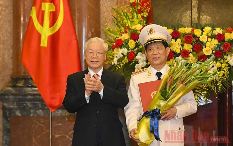 Tổng Bí thư, Chủ tịch nước Nguyễn Phú Trọng trao Quyết định thăng quân hàm Thượng tướng cho đồng chí Nguyễn Văn Sơn. Ảnh: DUY LINH