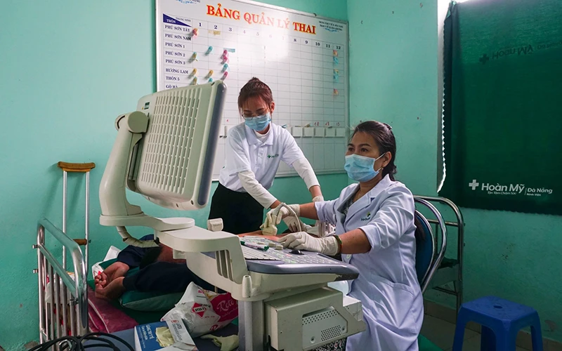 Các bác sĩ khám bệnh miễn phí cho người dân xã Hòa Khương.