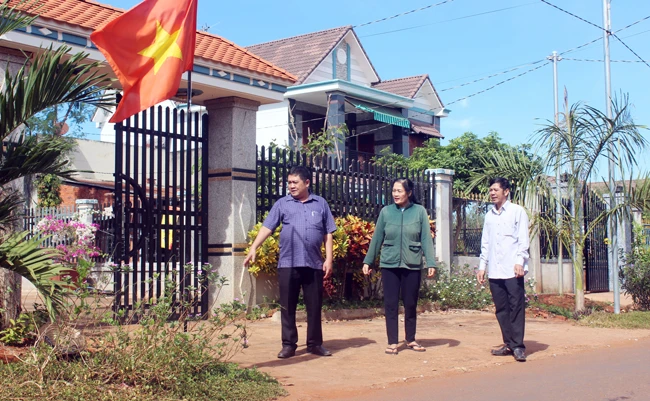 Cán bộ xã Xuân Thọ (huyện Xuân Lộc) kiểm tra tuyến đường sáng - xanh - sạch - đẹp.