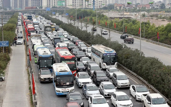 Ùn tắc giao thông trên các tuyến đường khu vực cửa ngõ Thủ đô trong ngày 3-1-2021. Ảnh: MINH HÀ
