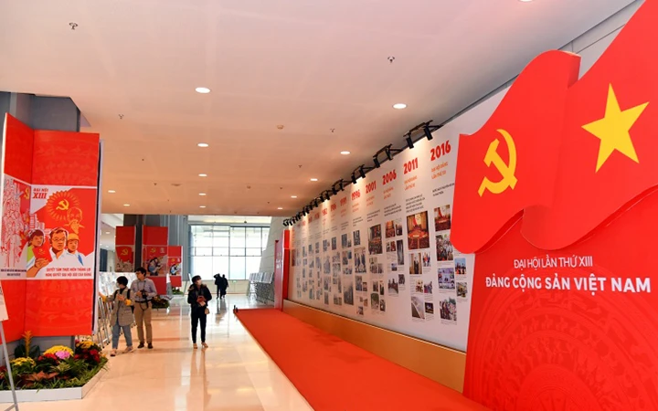 Khu trưng bày ảnh "Vững bước dưới cờ Đảng quang vinh" tại Đại hội lần thứ XIII của Đảng. Ảnh: Duy Linh