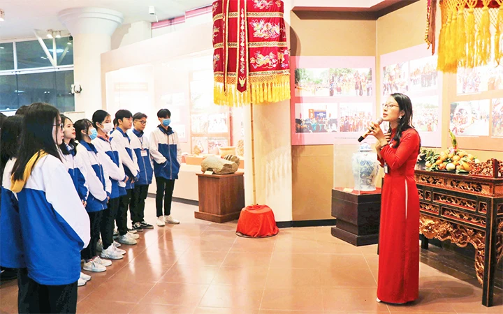 Học sinh tham quan Trưng bày chuyên đề “Di tích và Lễ hội truyền thống tỉnh Bắc Ninh”. Ảnh: THÁI HÙNG