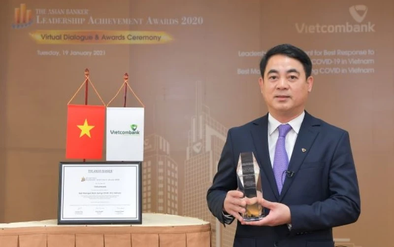Chủ tịch HĐQT Vietcombank Nghiêm Xuân Thành nhận danh hiệu "Lãnh đạo xuất sắc trong việc ứng phó với đại dịch Covid-19 tại Việt Nam”, do The Asian Banker trao tặng.