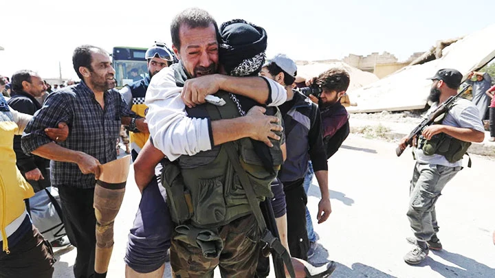 Một cuộc trao đổi tù nhân giữa các phe phái đối địch ở Libya. Ảnh: GETTYIMAGES