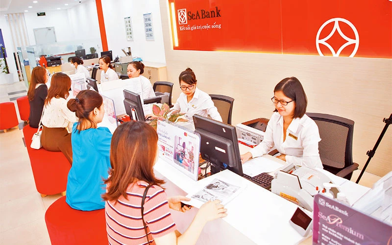 Khách hàng giao dịch tại một chi nhánh Ngân hàng Đông - Nam Á (SeABank) trên địa bàn thành phố. 