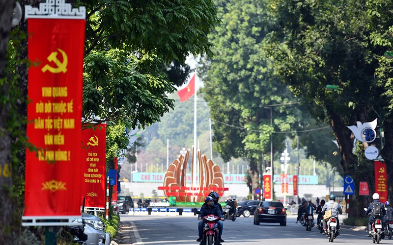 Ðường phố Thủ đô Hà Nội được trang trí pa-nô, khẩu hiệu, cờ hoa chào mừng Ðại hội XIII của Ðảng. Ảnh: DUY LINH