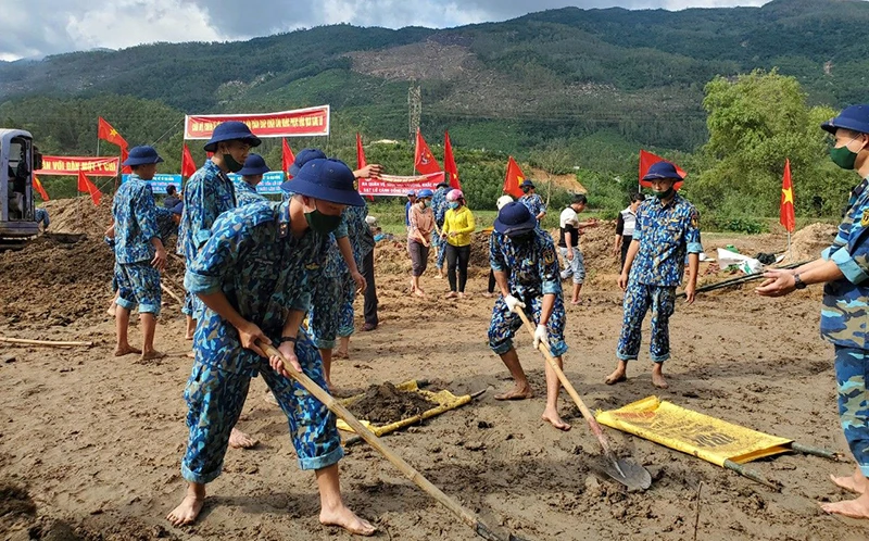 Bộ đội Lữ đoàn 680 giúp nhân dân xã Ðại Ðồng, huyện Ðại Lộc (Quảng Nam) nạo vét cát trên các thửa ruộng sau đợt mưa lũ. 