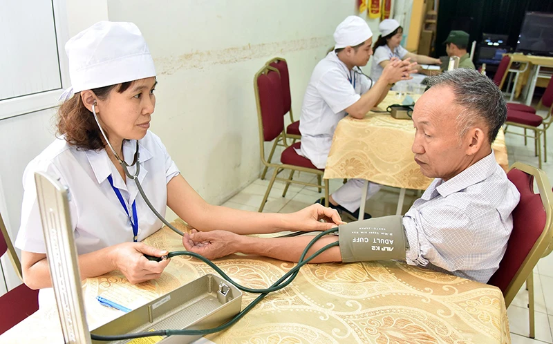 Chăm sóc sức khỏe cho người cao tuổi tại Trung tâm Nuôi dưỡng và Ðiều trị người có công thành phố Hà Nội. Ảnh: Nguyễn Đăng 
