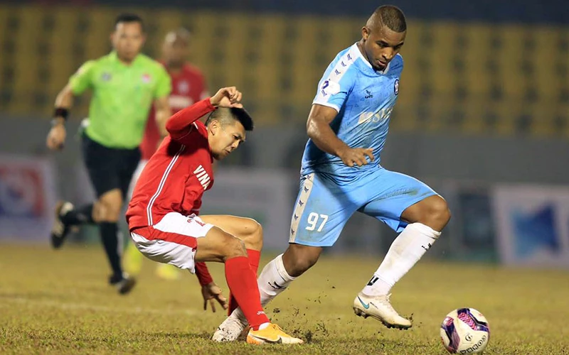 Pha tranh bóng giữa cầu thủ hai đội SHB Ðà Nẵng (áo xanh) và đội Than Quảng Ninh. Ảnh VPF