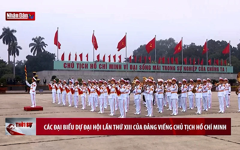 Các đại biểu dự Đại hội lần thứ XIII của Đảng viếng Chủ tịch Hồ Chí Minh