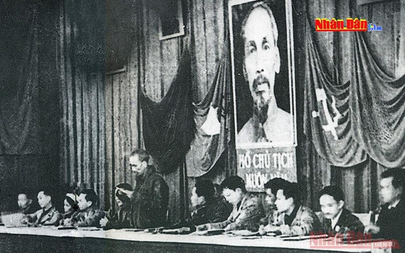 Bác Hồ đọc diễn văn tại Đại hội II năm 1951.