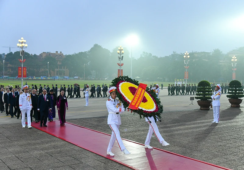 Vòng hoa của Đoàn mang dòng chữ: "Đời đời nhớ ơn Chủ tịch Hồ Chí Minh vĩ đại".