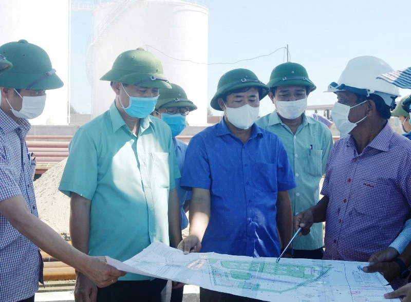 Chủ tịch UBND tỉnh Quảng Trị Võ Văn Hưng (thứ hai từ trái qua) kiểm tra việc thực hiện các dự án tại Khu công nghiệp đông nam Quảng Trị.