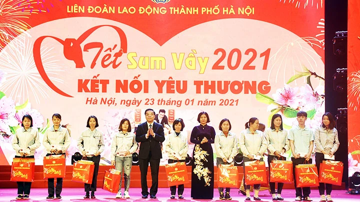 Chủ tịch UBND thành phố Hà Nội Chu Ngọc Anh và Phó Bí thư Thường trực Thành ủy Nguyễn Thị Tuyến trao quà Tết cho người lao động. 