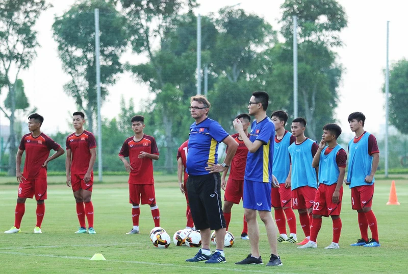 ĐT U19 Việt Nam của HLV Philippe Troussier sẽ không có một giải đấu chính thức nào để cọ xát trong năm tới. (Ảnh: VFF)