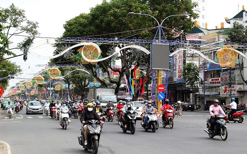Đại lộ Hòa Bình, trung tâm TP Cần Thơ rực rỡ cờ hoa chào mừng Đại hội lần thứ XIII của Đảng.