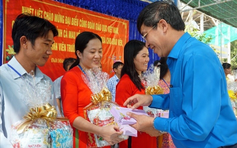 Chủ tịch Công đoàn Giáo dục Việt Nam trao quà cho giáo viên Đất Mũi, Cà Mau.