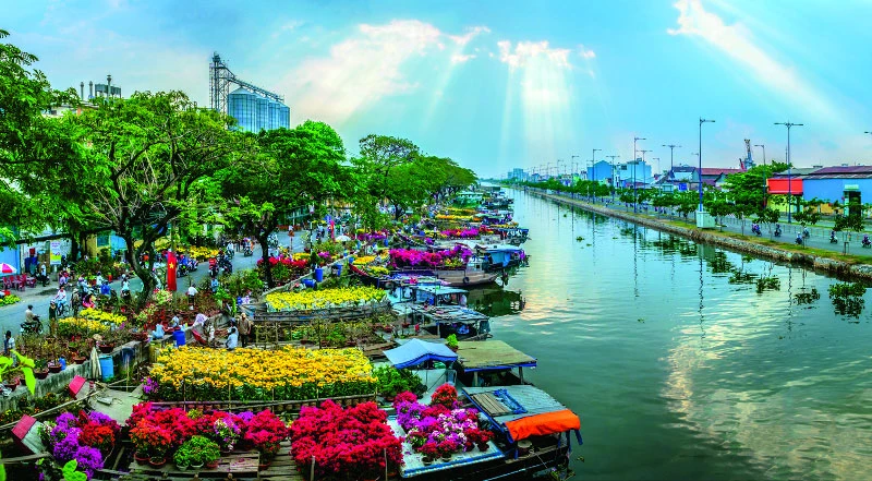 Chợ hoa xuân “Trên bến dưới thuyền” là nét văn hóa độc đáo trong dịp Tết cổ truyền của TP Hồ Chí Minh. (Ảnh: Ban tổ chức cung cấp)