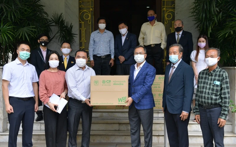 Đại sứ quán Việt Nam tại Thái Lan trao khẩu trang cho kiều bào.