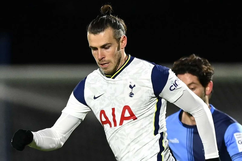 Bale mang về bàn gỡ hòa cho Tottenham. 