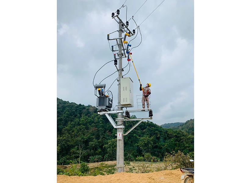 Công nhân CTĐL Lạng Sơn đóng điện trạm biến áp chống quá tải lưới điện bảo đảm cấp điện an toàn, ổn định cho nhân dân dịp Tết Nguyên đán.