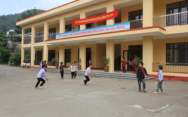 Khu phòng học xây dựng kiên cố của Trường Phổ thông dân tộc bán trú THCS Cao Phạ, Mù Cang Chải (Yên Bái).