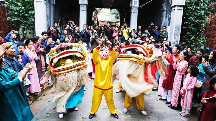 Múa nghê đón năm mới tại lễ hội Tết Đình làng Việt.