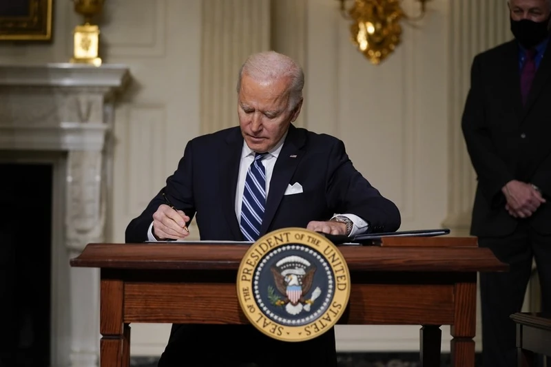 Tổng thống Joe Biden ký sắc lệnh hành pháp về biến đổi khí hậu, tại Nhà trắng ngày 27-1. Ảnh AP.