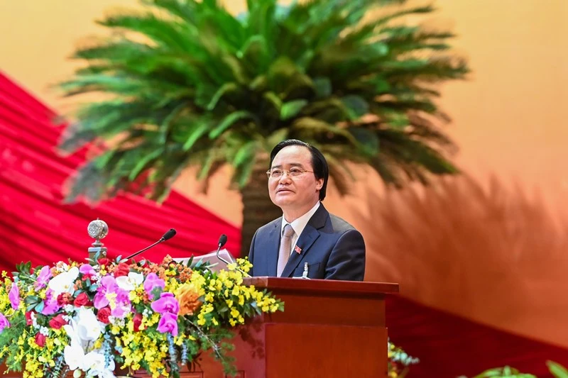 Đồng chí Phùng Xuân Nhạ, Ủy viên Trung ương Đảng, Bộ trưởng Giáo dục và Đào tạo đọc tham luận.
