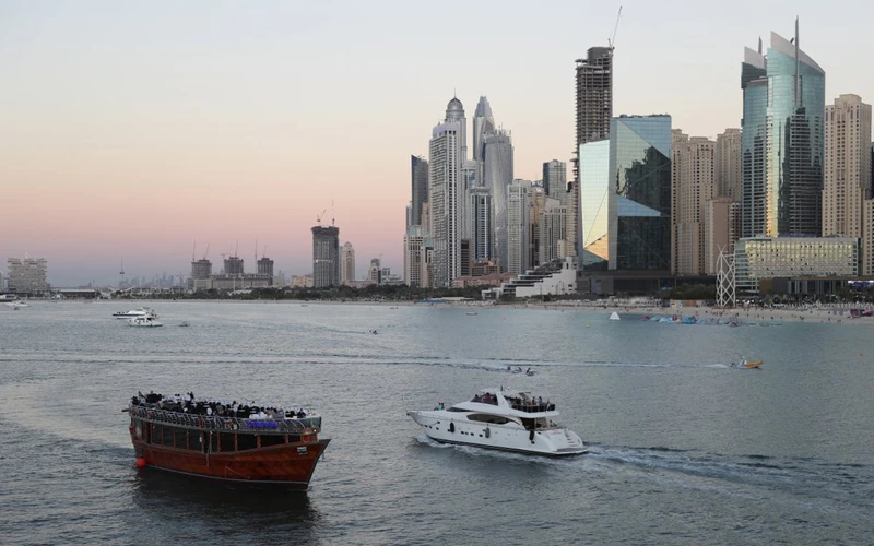 Dù số ca mắc Covid-19 tăng cao gần gấp ba lần trong tháng qua, Dubai vẫn mở cửa đón du khách nước ngoài. (Ảnh: AP)