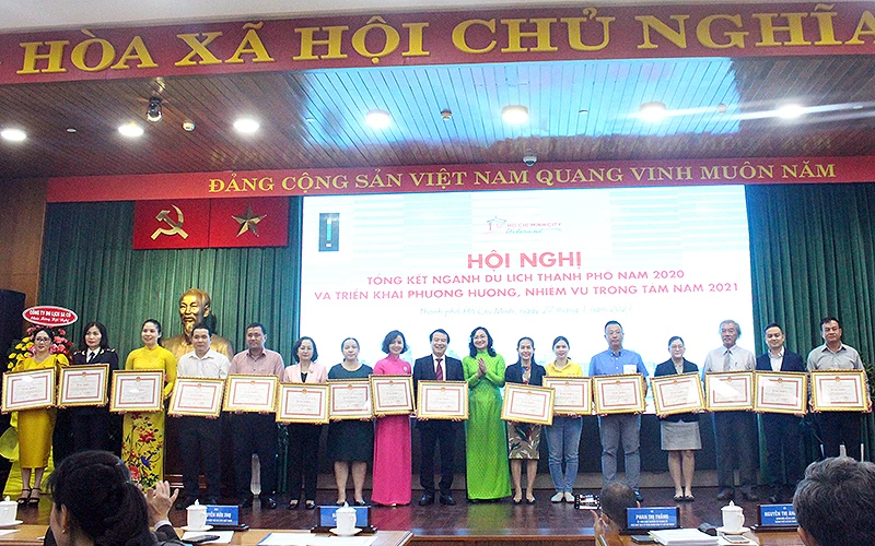 Trao tặng các tập thể và cá nhân có thành tích xuất sắc trong năm 2020 cho ngành du lịch TP Hồ Chí Minh (Ảnh: ICTC)