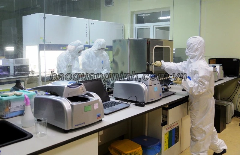 Trung tâm Kiểm soát bệnh tật Quảng Ninh xét nghiệm các mẫu bệnh phẩm ngay trong đêm 27-1.