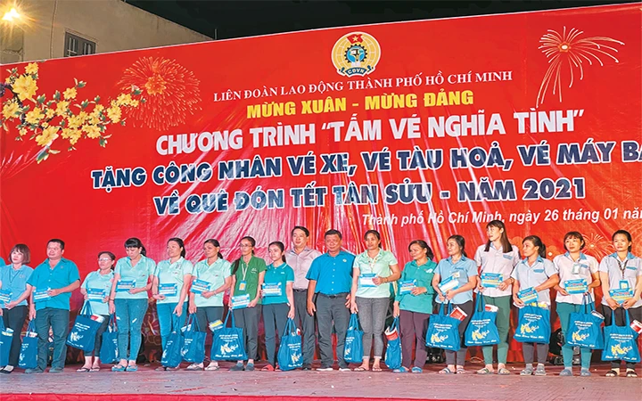 Người lao động nhận những tấm vé nghĩa tình từ đại diện lãnh đạo Liên đoàn Lao động TP Hồ Chí Minh.
