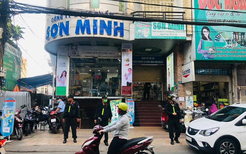 Lực lượng công an phong tỏa kiểm tra nhà thuốc Công ty TNHH Sơn Minh vào chiều 4-12-2020.
